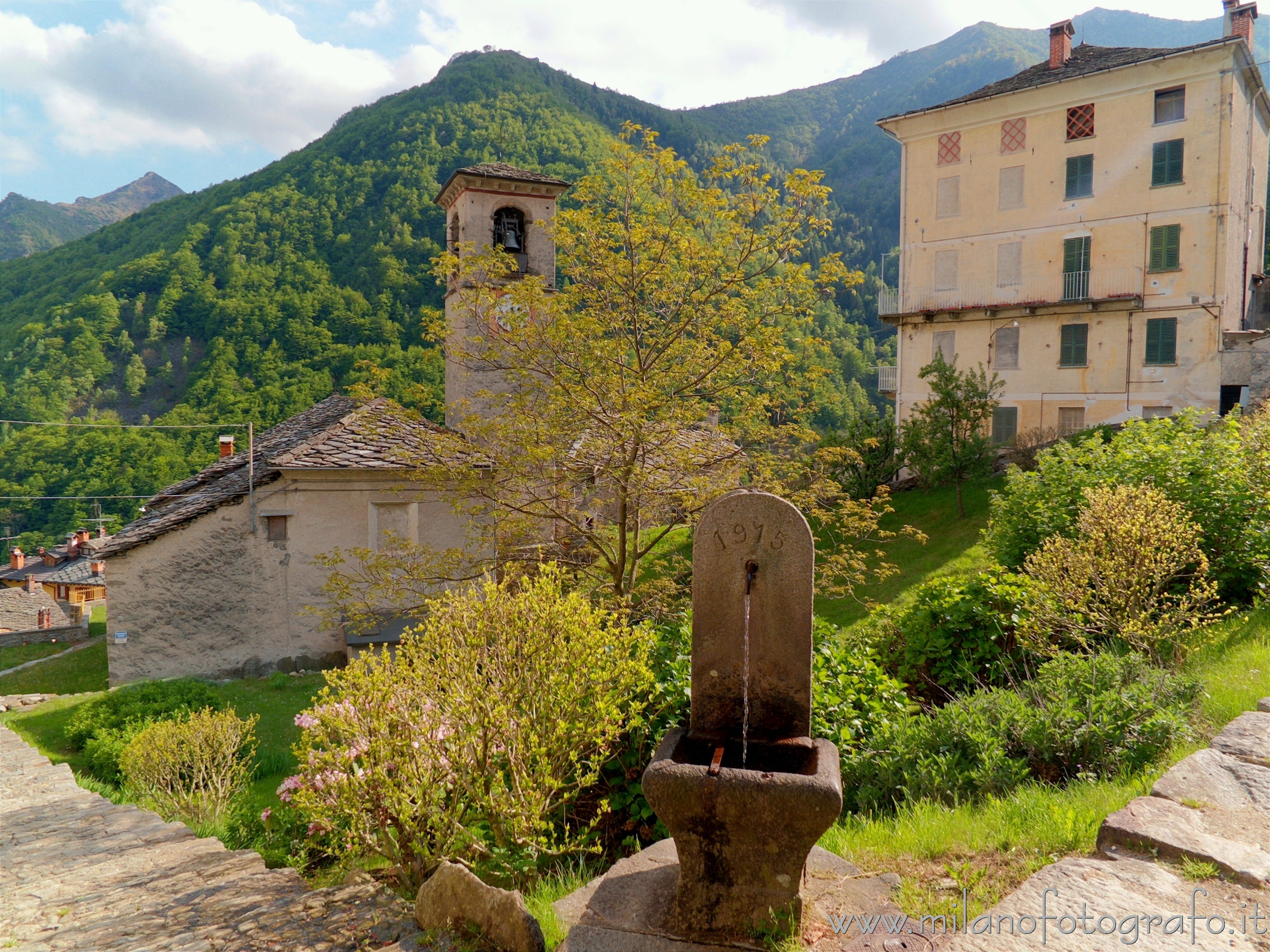 Piedicavallo (Biella) - Scorcio con Oratorio di San Grato e fontanella nella frazione Montesinaro